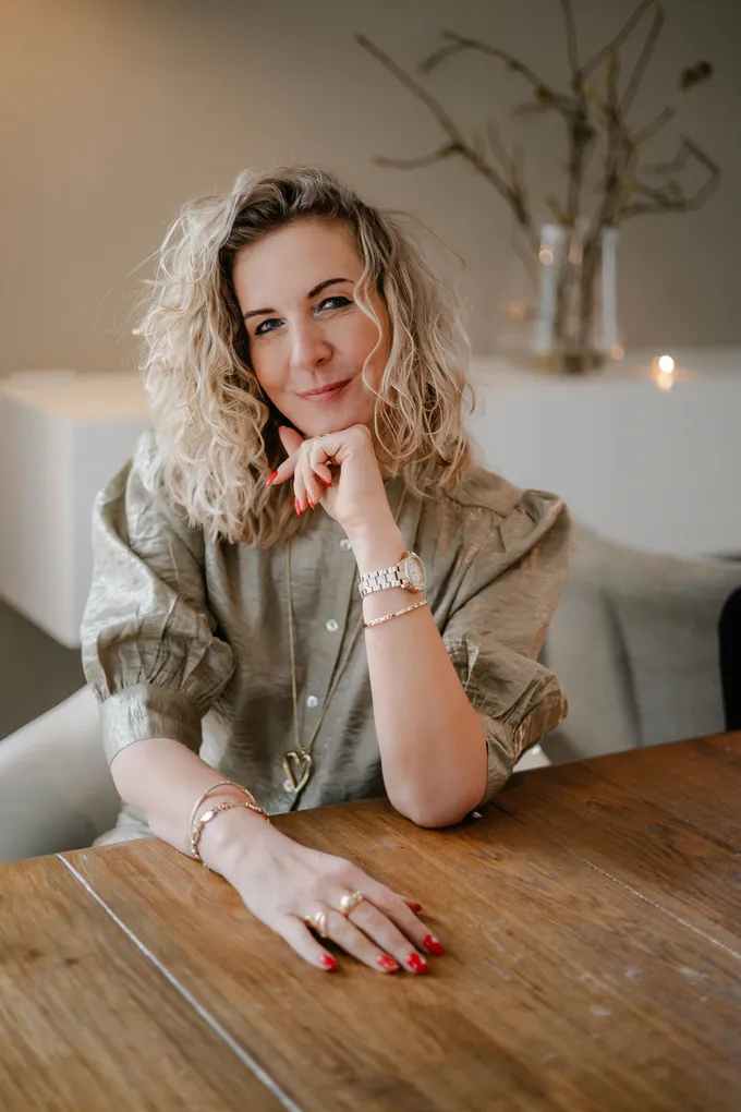 Linda Nordholt aan tafel